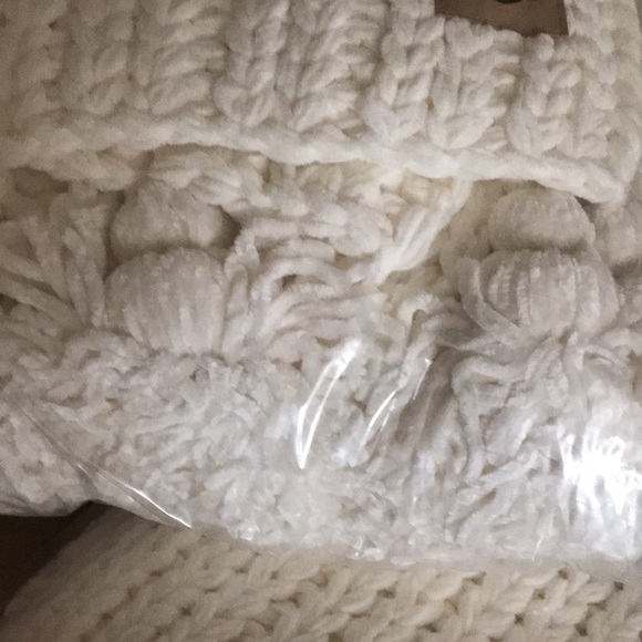 UGG brand new throw still in plastic wrap - Picture 11 of 12